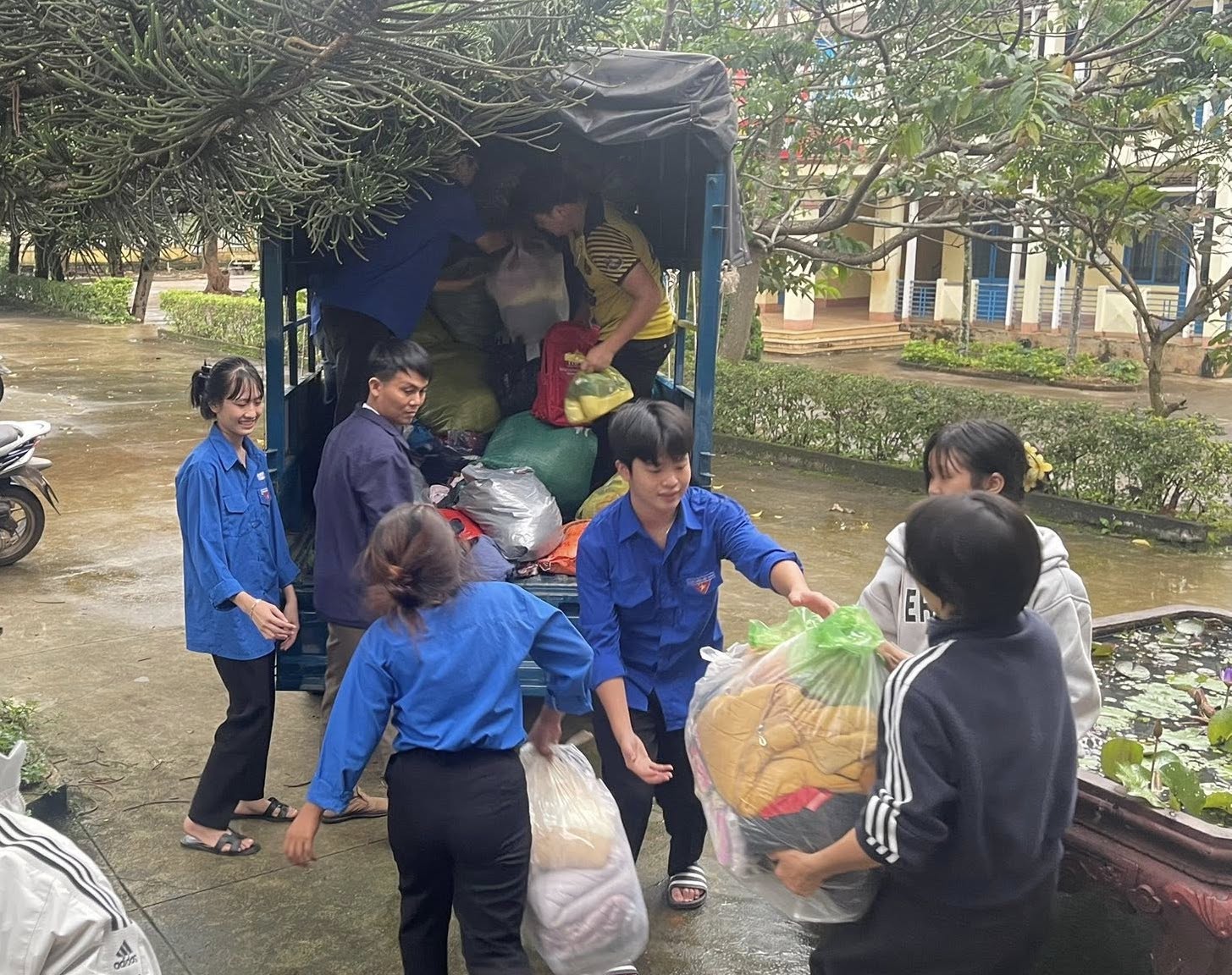 Đoàn thanh niên tham gia hỗ trợ tiếp nhận hàng hóa, nhu yếu phẩm từ các tổ chức, cá nhân, nhà hảo tâm ủng hộ cho bà con vùng lũ